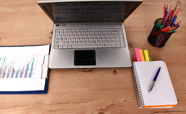 Office tabel met lege Kladblok en laptop — Stockfoto