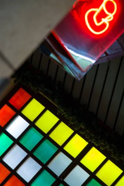 Renkli ve neon ışıklı bina.