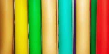 Renkli film farklı renklerde yapışkan film sarar. Vinil, entrikacı.