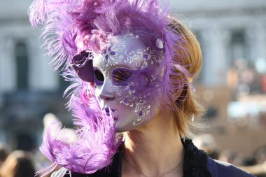 Venice, İtalya - 6 Şubat 2016: Venedik - İtalya Venedik karnaval maskeleriyle kimliği belirsiz kişiler. San Marco Meydanı üzerinde Şubat 2016