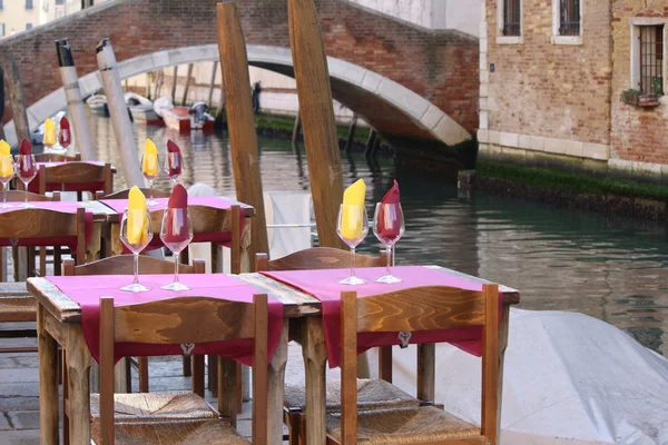 Италия, Венеция. модный ужин вдоль каналов красивой вены — стоковое фото