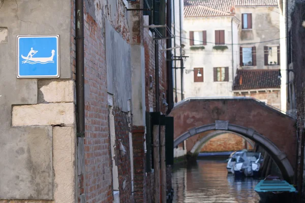 Италия, Венеция. Знаки в Венеции, знак на прохожих гондолы — стоковое фото