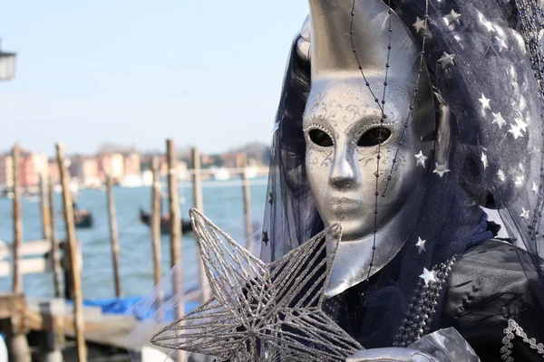ヴェネツィア, イタリア - 2016 年 2 月 6 日: ベニス - イタリアのベニスのカーニバルのマスクと身元不明者。2016 年 2 月サン ・ マルコ広場 — ストック写真