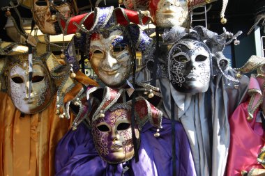 Venedik Karnavalı alışveriş için maskeler 