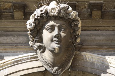 İtalya, Venedik. Penceredeki mermer melek 