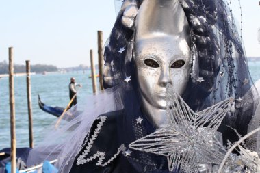 İtalya, Venedik. Venedik denize yakın poz içinde karnaval maskesi