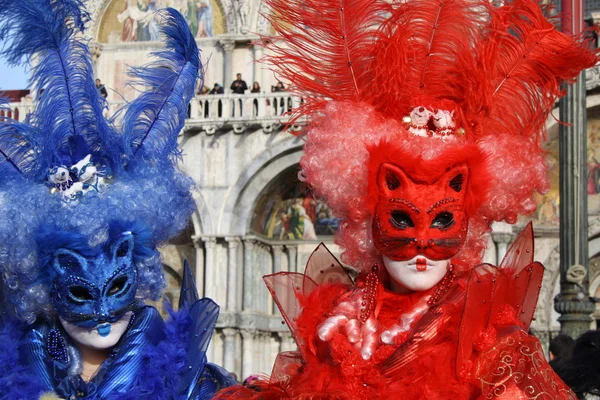 ヴェネツィア, イタリア - 2016 年 2 月 6 日: ベニス - イタリアのヴェネツィアのカーニバル マスクと不明の人。2016 年 2 月サン ・ マルコ広場 — ストック写真