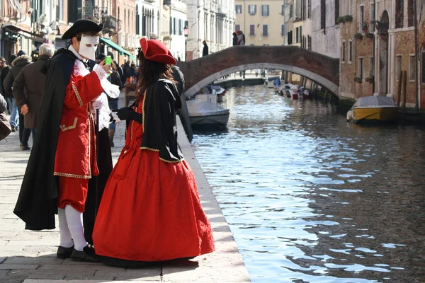 Italia, Venecia. máscaras de carnaval posando cerca del canal — Foto de Stock