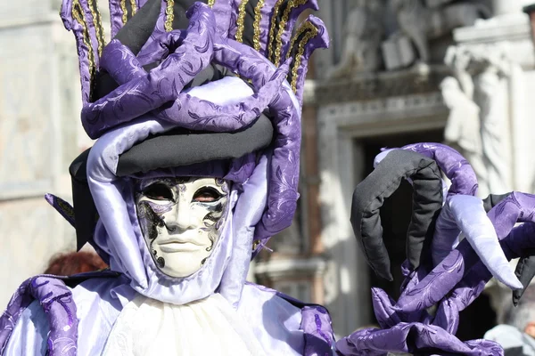 Carnival mask i Venedig poserar i san marco square — Stockfoto