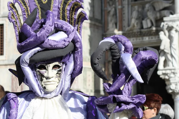 ヴェネツィア サンのポーズでカーニバル マスク サンマルコ広場 — ストック写真