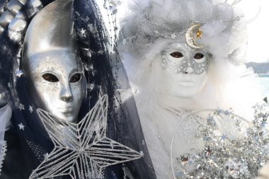 İtalya, Venedik poz içinde karnaval maske denize yakın:
