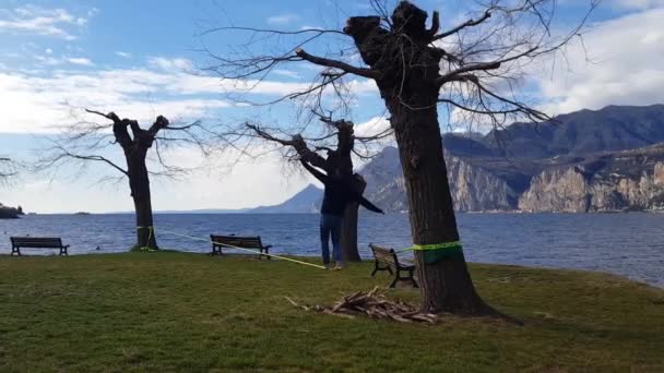 Italia Malcesine Berjalan Dalam Keseimbangan Pada Tali Melihat Danau Romantis — Stok Video