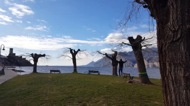 Włochy Malcesine Chodzenie Równowadze Linie Patrząc Jezioro Romantyczny Linoskoczek — Wideo stockowe