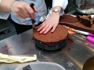 Pasta şefi çikolatalı pasta hazırlıyor.