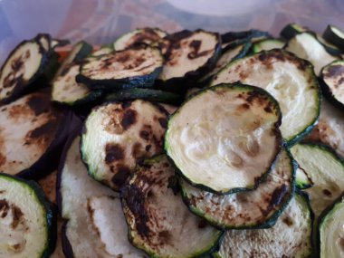 Izgara ekmeği kapat.