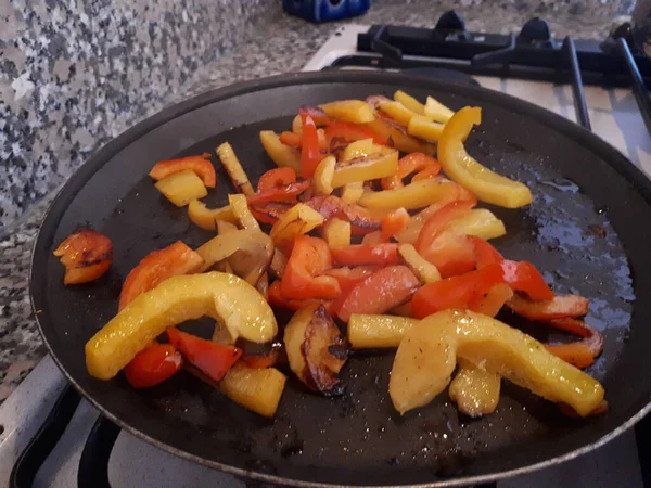 Patelnia Warzywami Czerwona Żółta Papryka — Zdjęcie stockowe