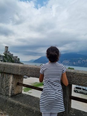 İtalya, Garda Gölü, Malcesine, sahildeki çocuk