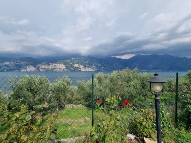 İtalya, Garda Gölü, dağdaki göl manzarası.