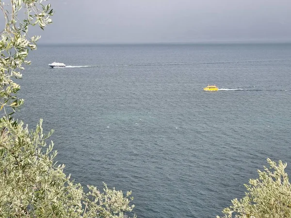 Italy Garda Lake Boat Lake Landscape — Stock fotografie