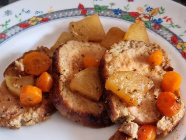 Sebzeli güveç, havuç ve patates.