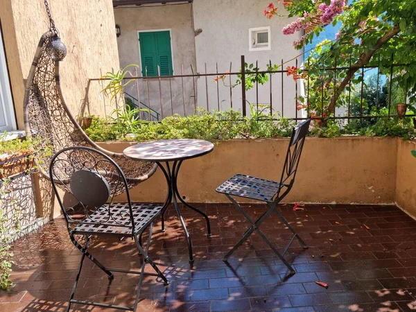 Italy Limone Del Garda Holiday Empty Tables Street Cafe Chairs — Stockfoto