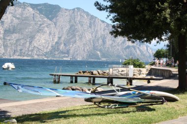 İtalya, Garda Gölü. Malcesine Göl boyunca sörf tahtası 