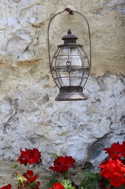 Duvarda asılı eski gaz lambası