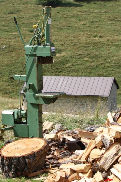 Voorbereiding van hout voor de winter, hydraulische splitter — Stockfoto