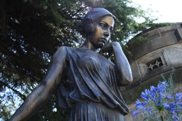 Itália, Milão. Gravestone em Cimitero Monumentale — Fotografia de Stock