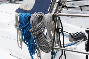 beyaz gri ve mavi halatlar üzerinde saliboat