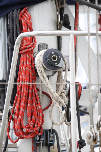 Cordas vermelhas e brancas pretas no convés do navio — Fotografia de Stock