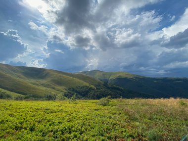 Ağır gökyüzünün altında yaz dağları