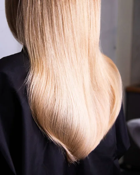 Hermoso pelo femenino brillante. Cabello rubio Cuidado —  Fotos de Stock