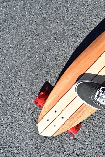 Holz Longboard Skateboard Auf Asphaltstraße Mit Schwarzem Skateschuh — Stockfoto