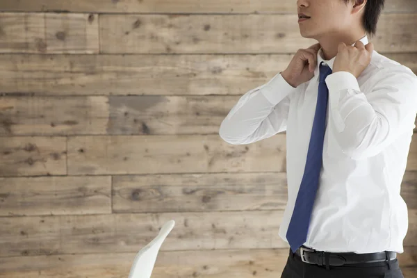 Hombre de negocios fijación cuello camisa blanca —  Fotos de Stock