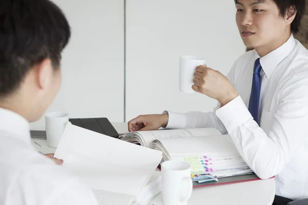 Employé de bureau en réunion en salle de réunion — Photo