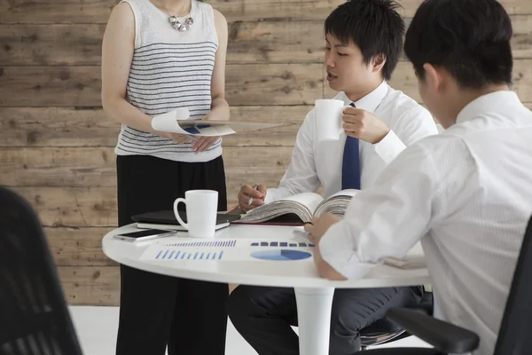 Mensen uit het bedrijfsleven chatten en koffie drinken op een conferentie — Stockfoto