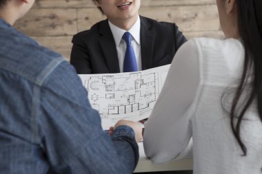 Gerçek bir emlakçı ile istişare sahip çift