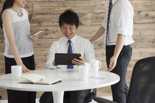 Zakenman wijzen op digitale Tablet PC — Stockfoto