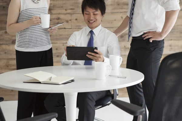 Lavorare in ufficio — Foto Stock