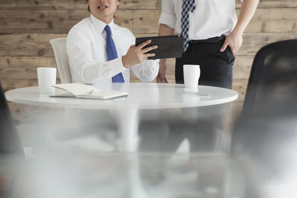 Verksamhet team med tablett — Stockfoto