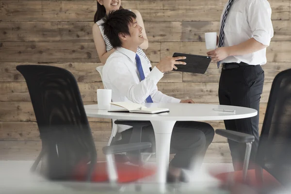 Equipo de negocios trabajando en la oficina y viendo la tableta — Foto de Stock