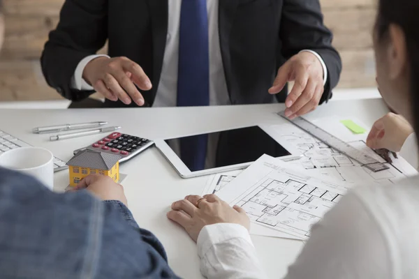 Onroerende goederenagent huis plannen waarop elektronische Tablet PC — Stockfoto