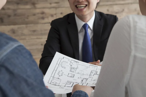 Couple meeting a real estate agent — Stock Photo, Image