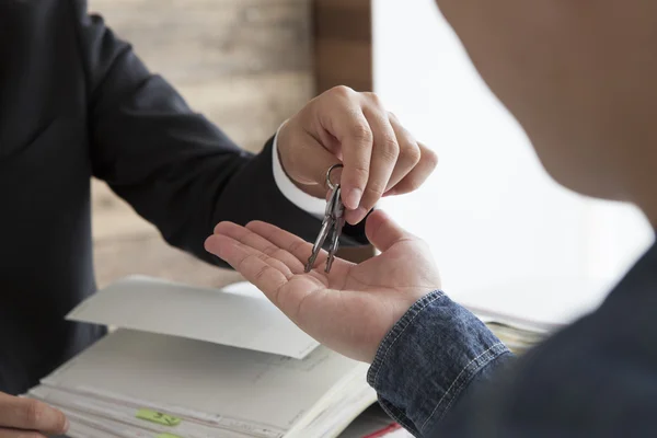 Man receiving the keys to his new house — Stockfoto