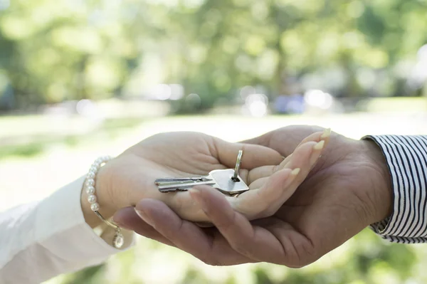 Man and woman with house keys — Stock Photo, Image