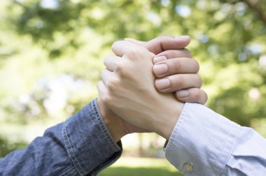 Parkta el ele tutuşan genç çift.