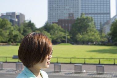 Park içinde genç güzel kadın portre profil.