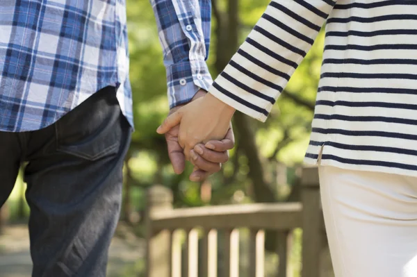 Pareja caminando de la mano en el parque Fotos de stock