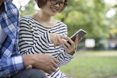 Genç çift giriş belgili tanımlık enterne ile belgili tanımlık smartphone